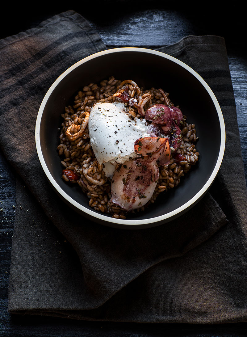 Risotto al nero e burrata, plato del libro de recetas con pulpo de Jean-Pierre Montanay