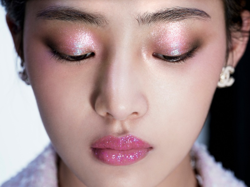 maquillaje acabado brillante moderno chanel beauty camelia