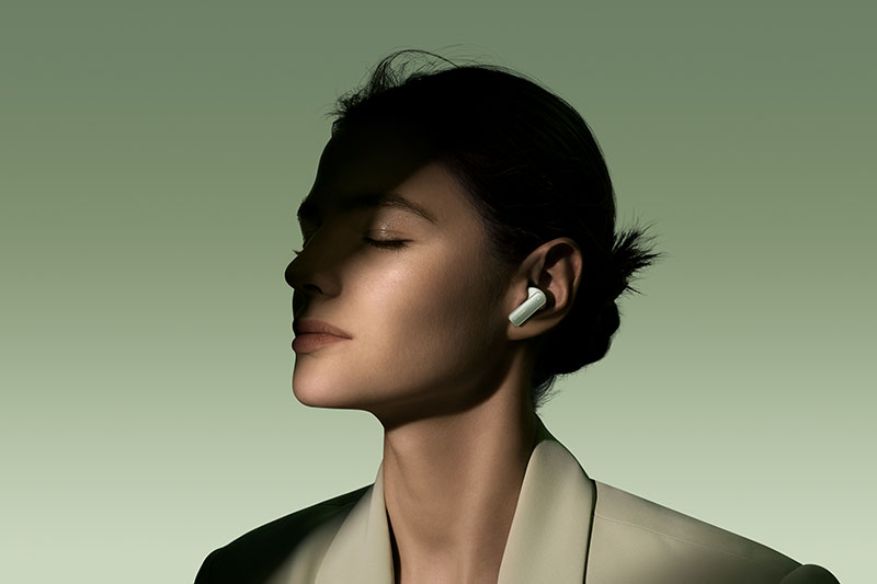 Mejores regalos San Valentín 2025: una chica con unos auriculares de Huawei