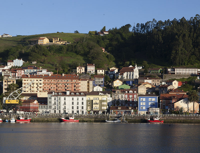 Mejores regalos San Valentín 2025: vista de la costa de Asturias con casas de colores