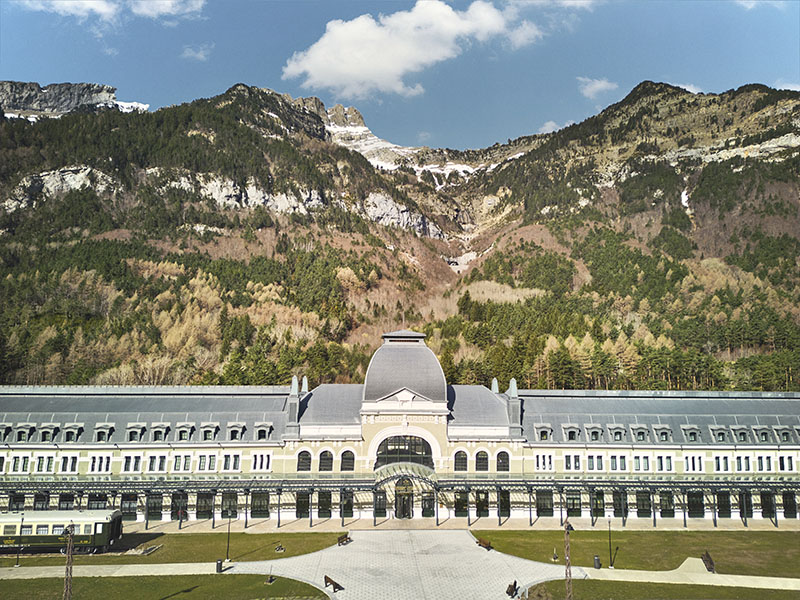 Mejores regalos San Valentín 2025: estación de tren en la montaña convertida en hotel de lujo