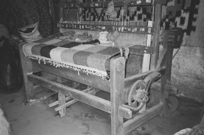 Miguel Leiro: foto en blanco y negro de un telar artesanal antiguo.