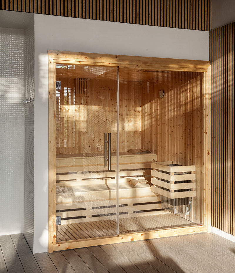 Sauna en Quinta San Francisco: Zona wellness con paredes y bancos de madera, equipado con una puerta de vidrio que permite la entrada de luz natural