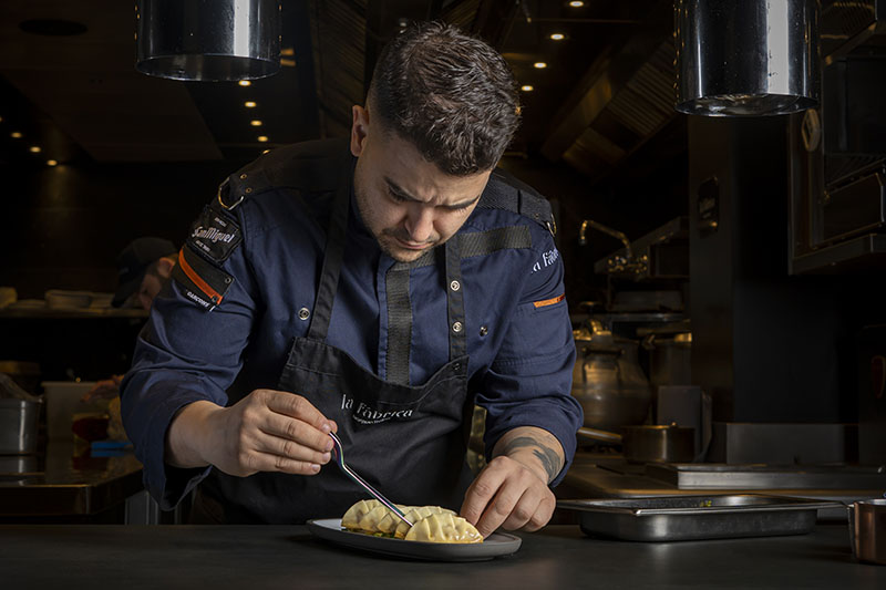 Chef preparando un plato de La Bodega, restaurante de Quinta San Francisco