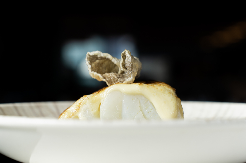 Casa Amàlia Port Vell: Detalle del plato FAO-27, un bacalao terminado con chicharrón.