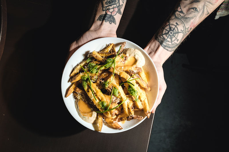 Restaurante Hiro en Madrid: patatas fritas con queso fundido y vegetales