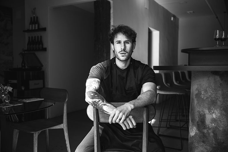 Restaurante Hiro en Madrid: El joven chef Lucas en un retrato en blanco y negro