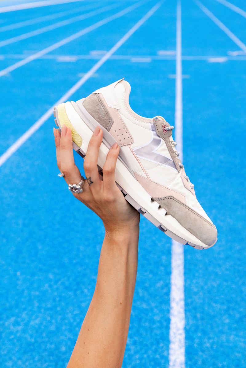 Tendencias Primavera 2025: Sneakers Deportivas