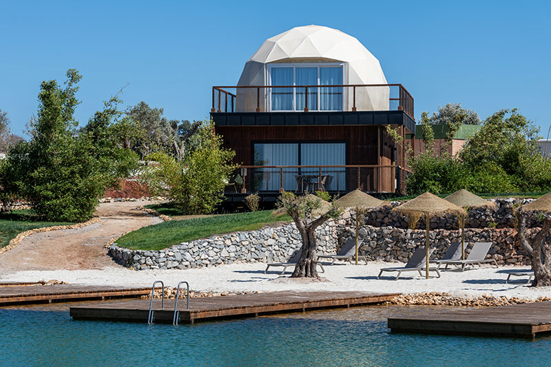 Domo geodésico de dos plantas en Wecamp Reserva Alecrim, con terraza y acceso directo a la laguna