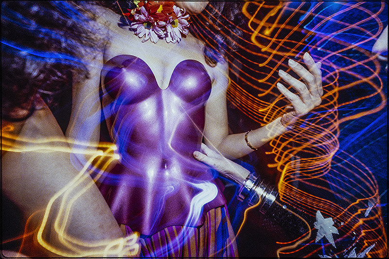 Imagen del cuerpo de mujer con un corsé brillante morado