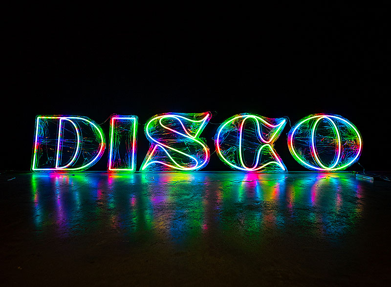 Imagen de la palabra disco en colores fluor