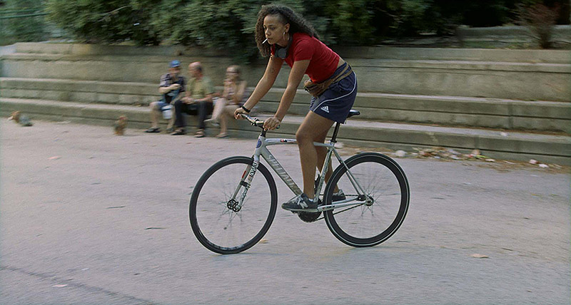 A nuestros amigos: La nueva película de Adrián Orr, la protagonista en bici