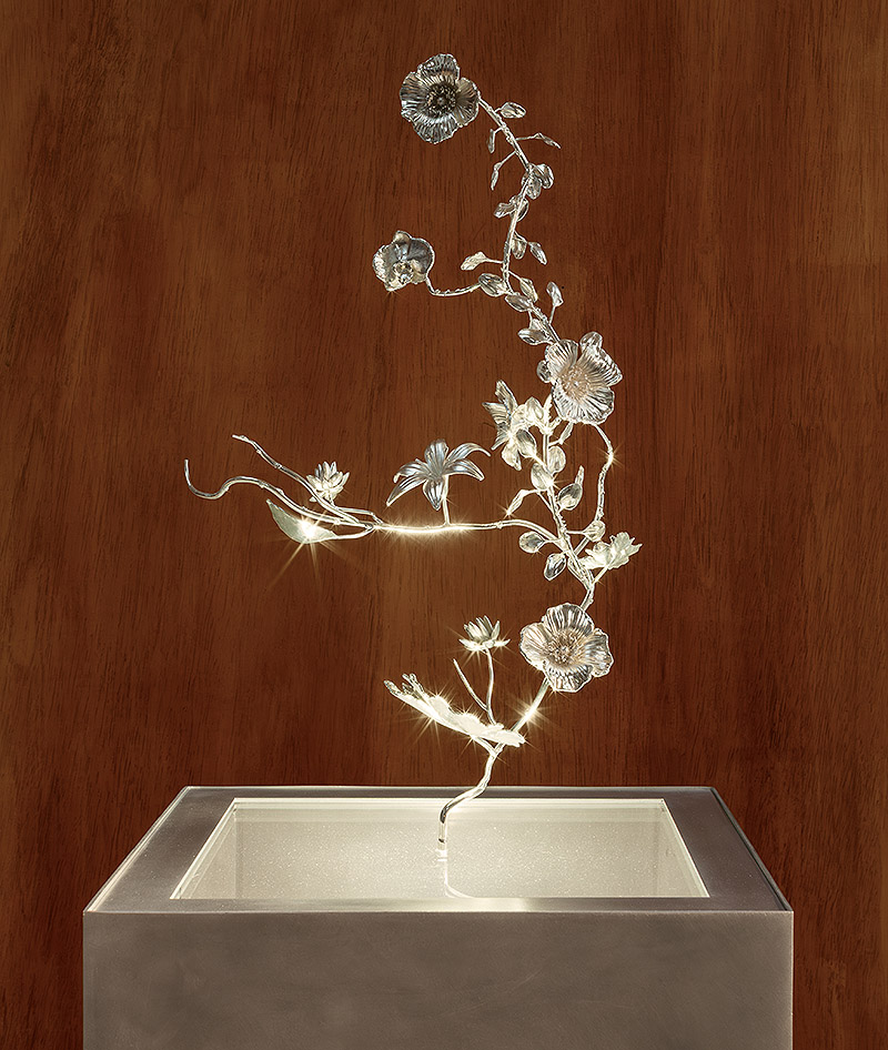 Andrés Reisinger - imagen de una escultura de flores en plata