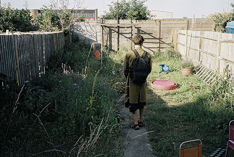 Bird - película de la directora Andrea Arnold. Imagen de un chico en un jardín