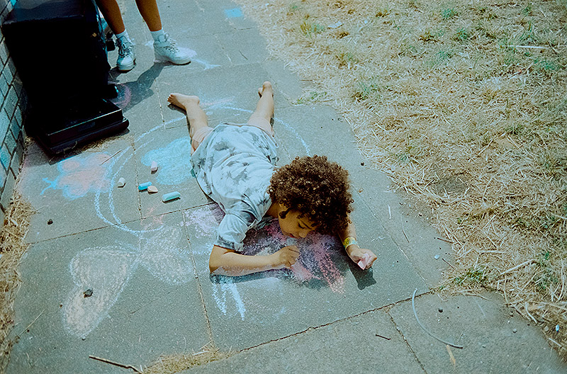 Bird - película de la directora Andrea Arnold. Imagen de una niña pintando en el suelo