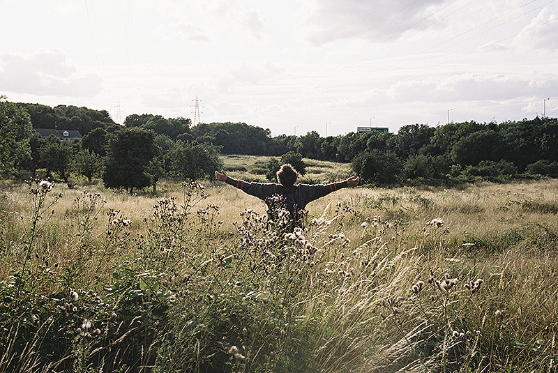 Bird - película de la directora Andrea Arnold. Imagen de un chico en un jardín