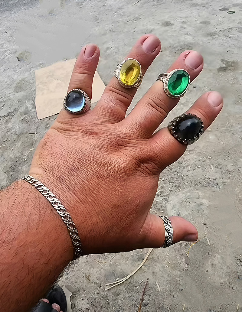 Farrandemora - Oros - vista de una mano con pulsera y anillos de piedras