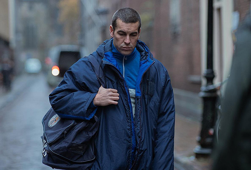 Muy Lejos, fotograma de la película, se ve al actor mario casas por la calle