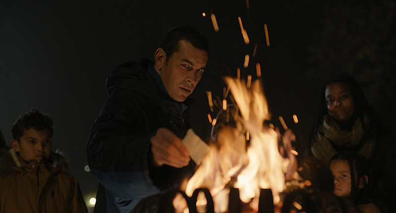 Muy Lejos, fotograma de la película, se ve al actor mario casas quemando un papel