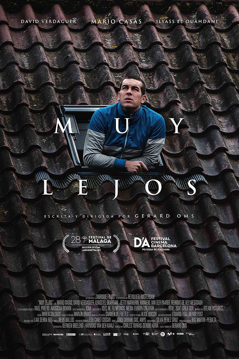 Muy Lejos, poster de la película, se ve al actor mario casas asomado a un ventanuco