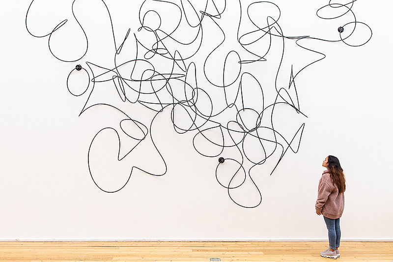 Imagen de escultura de metal en la pared