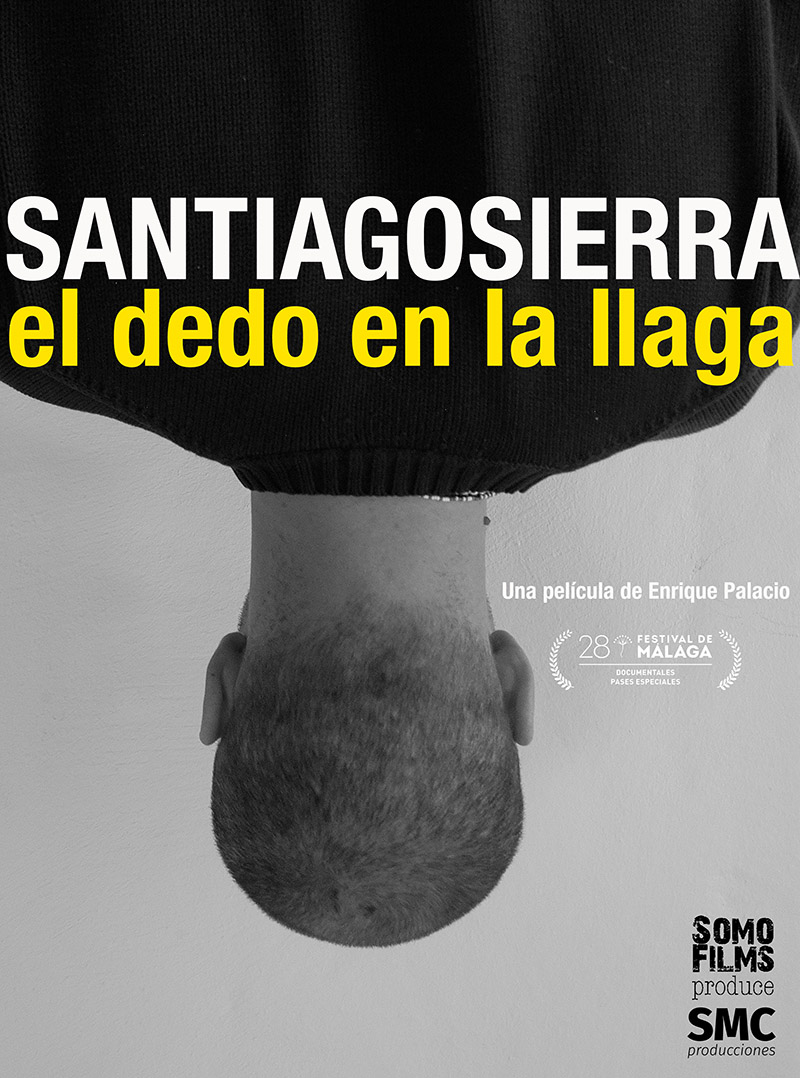 Santiago Sierra: El Dedo en la Llaga - cartel del documental, se ve la cabeza de una persona boca abajo por detrás