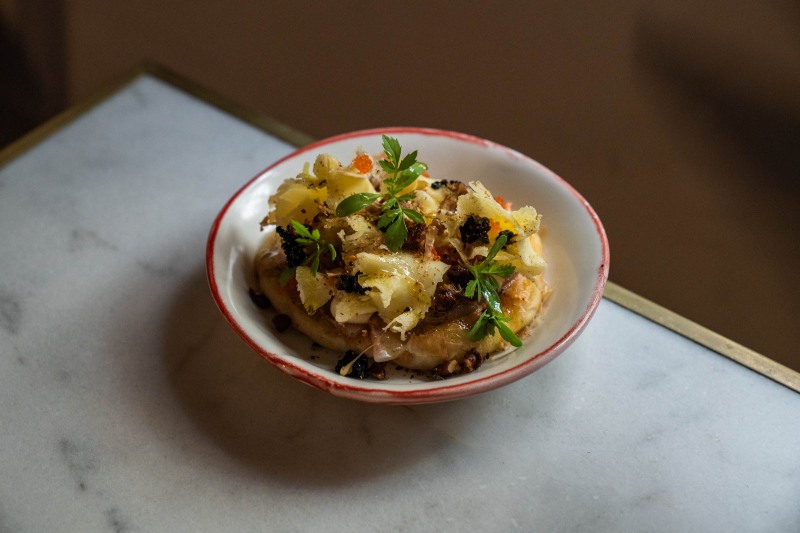 Barcelona concurso queso suizo: Casa Xica aporta su coca bao con mantequilla de kimchi, sashimi de corvina, tobiko y queso.