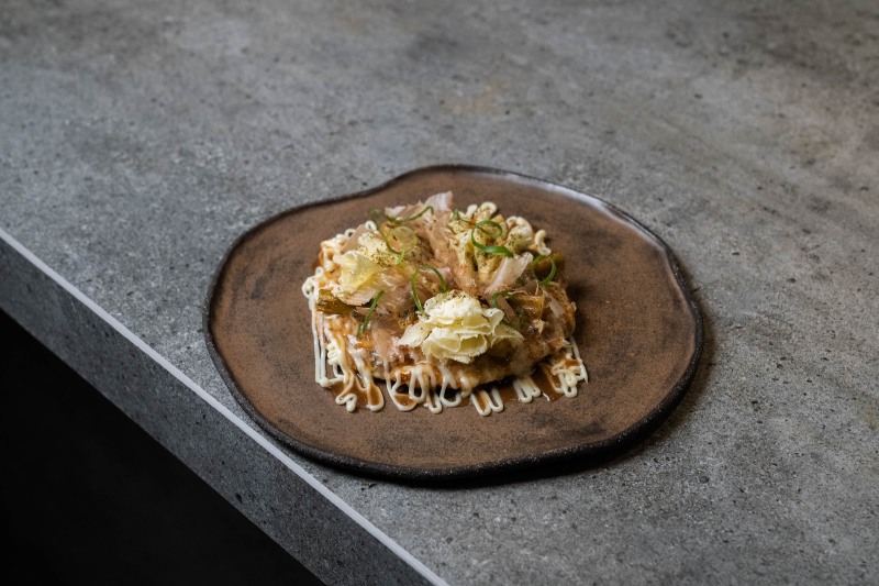 Barcelona concurso queso suizo: Mantis apuesta por un okonomiyaki de calçots y Tête de Moine AOP.