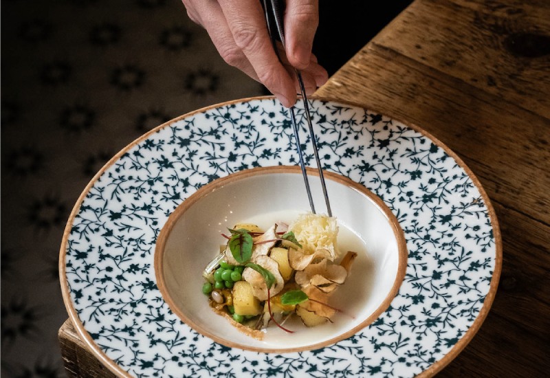 Barcelona concurso queso suizo: My Fucking Restaurant presenta un Minestrone frío con texturas de verdura de temporada y reducción de agua de Tête de Moine AOP.