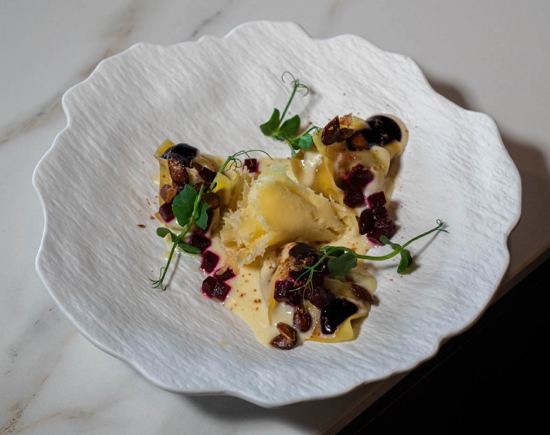 Barcelona concurso queso suizo: Casa Amàlia propone un tortelloni de wanton relleno de foie micuit y miel bañado en el queso cremoso.