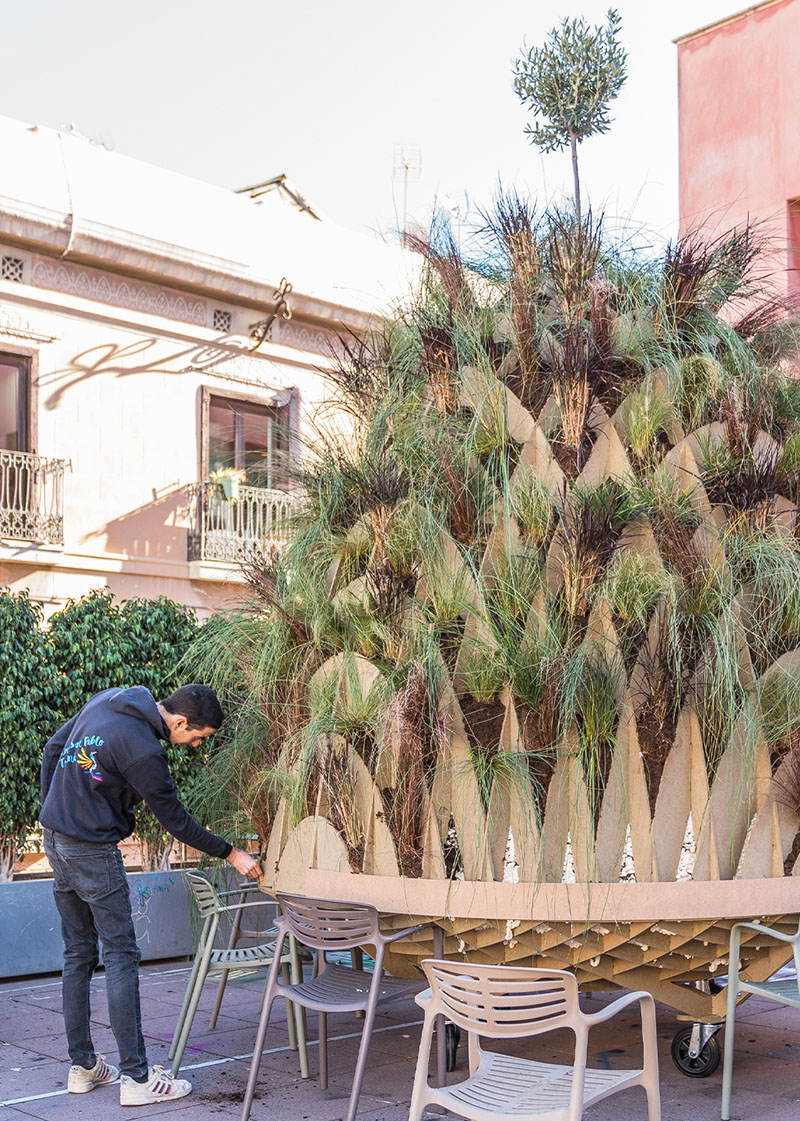 Becas Elisava Másters 2025: instalación paisajística con una gran estructura redonda de madera