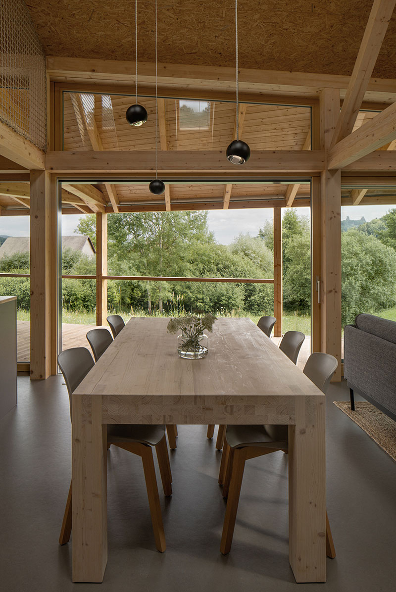 Casa de Campo de New How Architects: comedor con mobiliario de madera con vistas al exterior