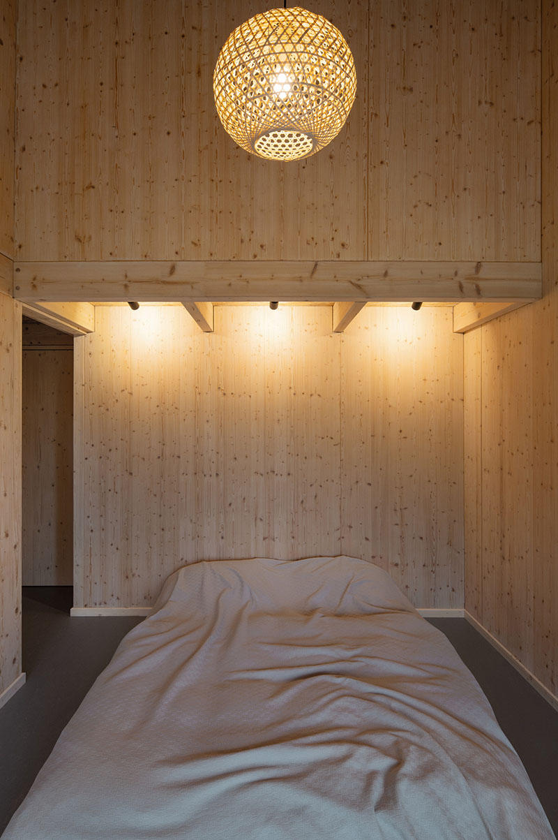 Casa de Campo de New How Architects: dormitorio principal con revestimientos en madera