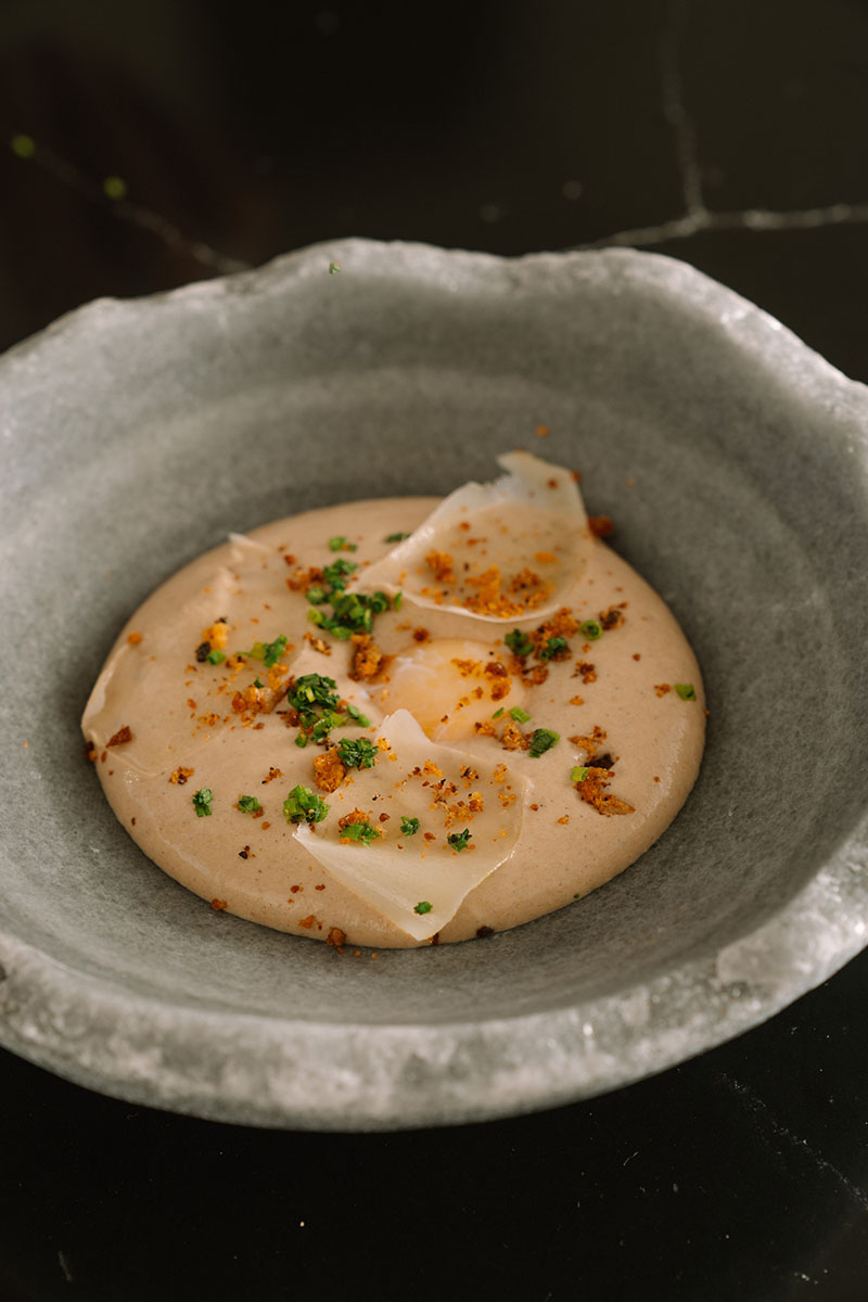 Delaunay: yema de huevo de gallinas camperas con espuma de hongo y lascas de queso Iraty