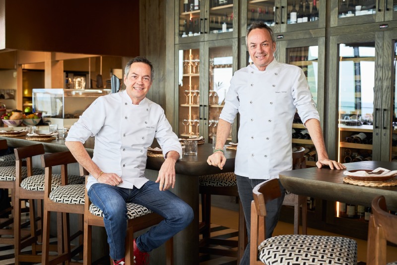 Eldelmar Hermanos Torres Port Olímpic: los gemelos posan dentro de su nuevo restaurante