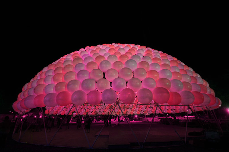 Héctor Serrano: El viaje entremedias: The Dome (Coachella Festival) – Instalación lumínica compuesta por cientos de globos iluminados