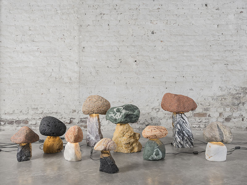 Maarten de Ceulaer y su colección Cairn en la feria Collectible: conjunto de varias lámparas hechas con piedras