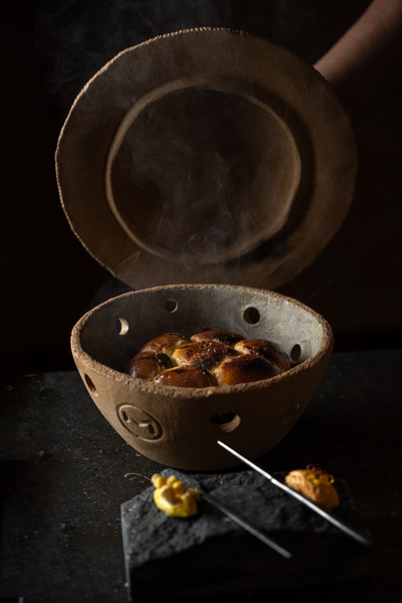 Maymanta cocina peruana Barcelona: pan de masa madre o brioche de ají amarillo y huacatay