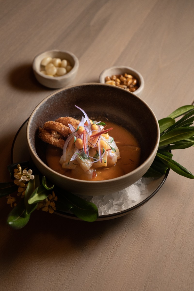 Maymanta cocina peruana Barcelona: el ceviche carretillero con chicharrón de pulpo y leche de tigre de Rocoto.