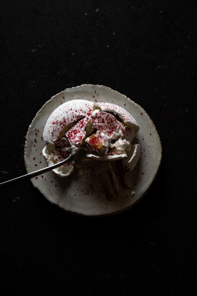 Maymanta cocina peruana Barcelona: merengada de verano crujiente con cremoso de maracuyá y cítricos.