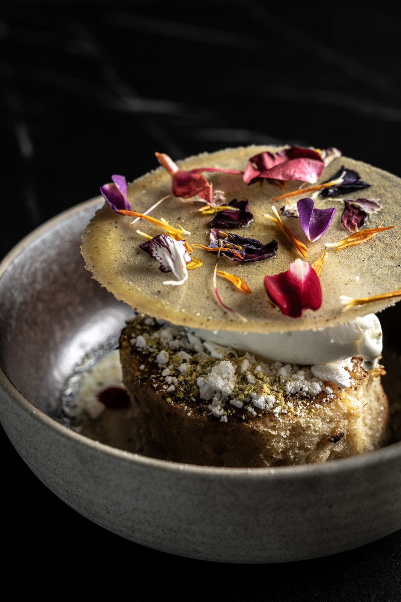 Maymanta cocina peruana Barcelona: torrija de plumcake de 5 leches, miel y helado de estación