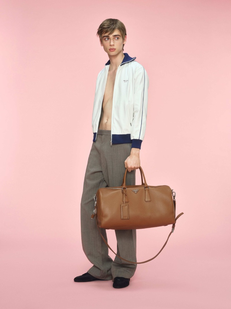 El hombre Prada del verano es elegante pero casual