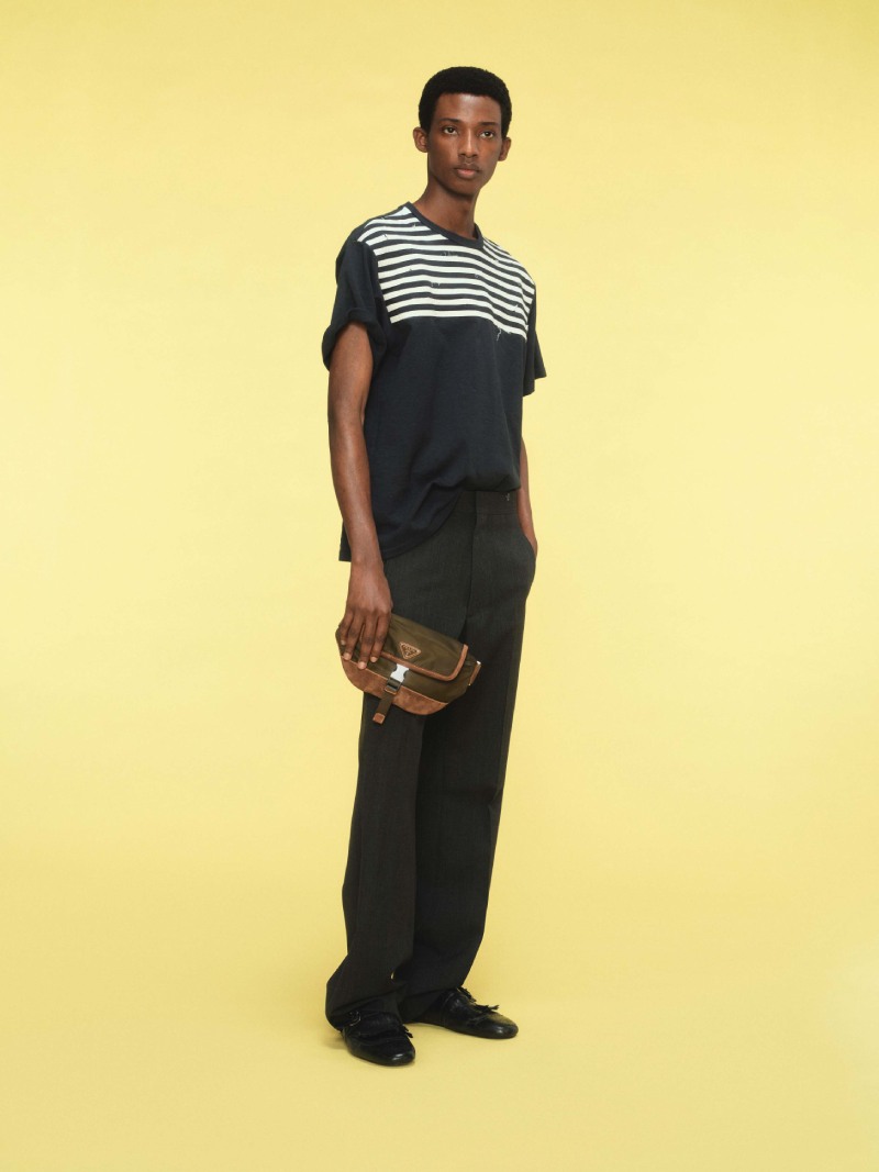 El hombre Prada del verano es elegante pero casual