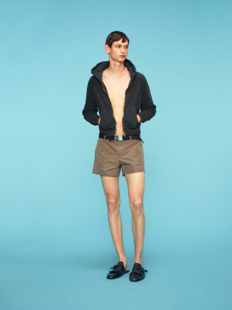 El hombre Prada del verano es elegante pero casual