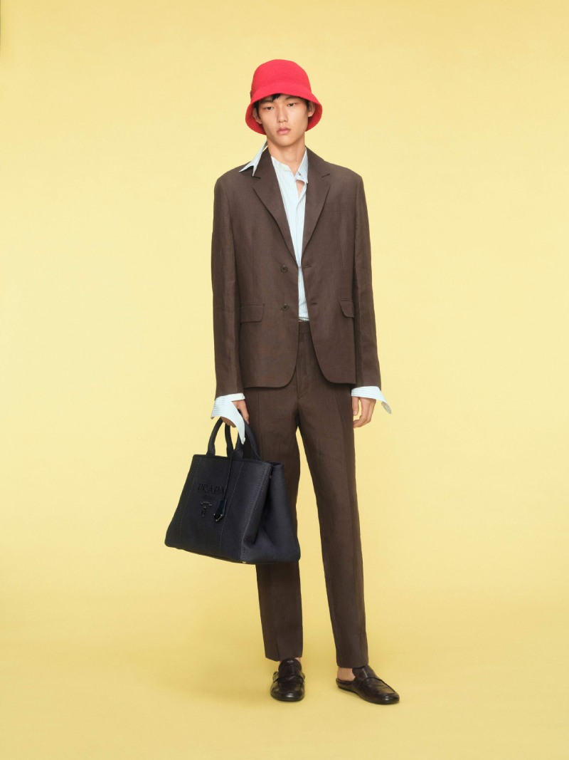 El hombre Prada del verano es elegante pero casual