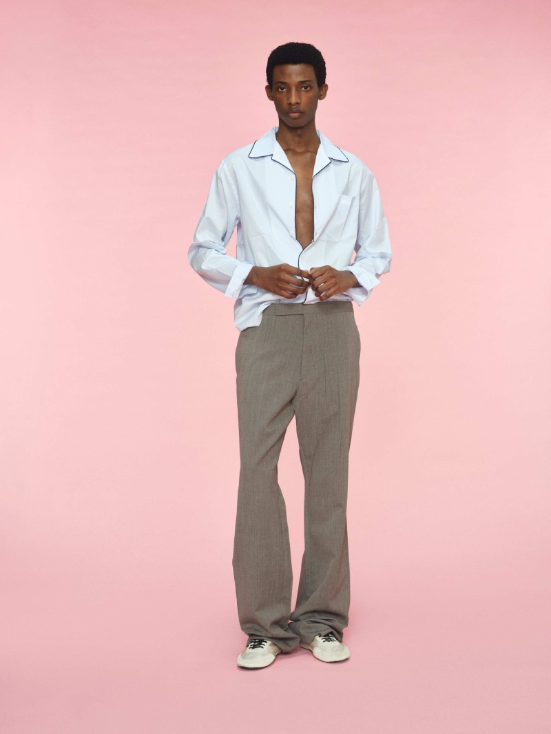 El hombre Prada del verano es elegante pero casual