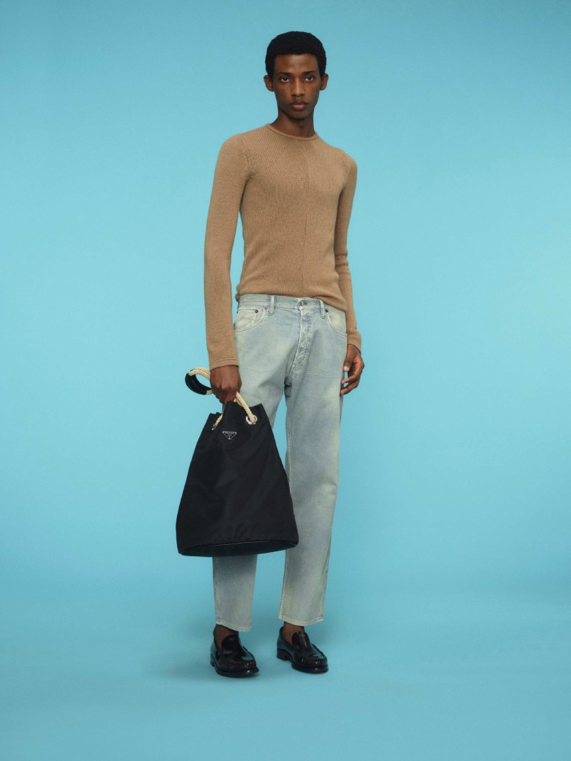 El hombre Prada del verano es elegante pero casual