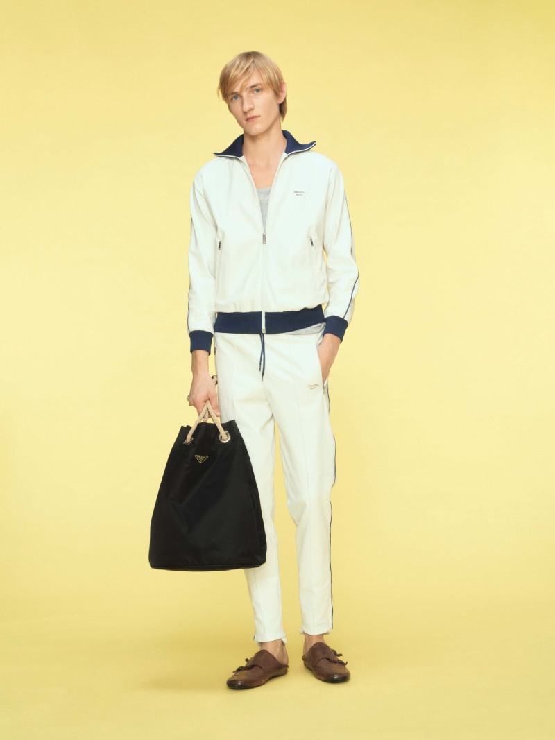 El hombre Prada del verano es elegante pero casual