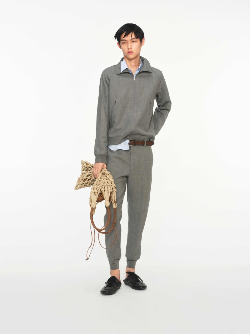 El hombre Prada del verano es elegante pero casual