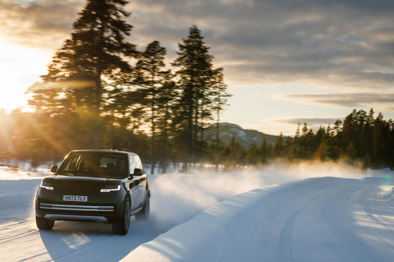 Día del Padre: un Range Rover avanza por un camino nevado al atardecer